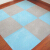 マットの正方形は滑り止めの子供给部屋を持っています。寝室はカーターの薄い青い色60 X 60 cmです。